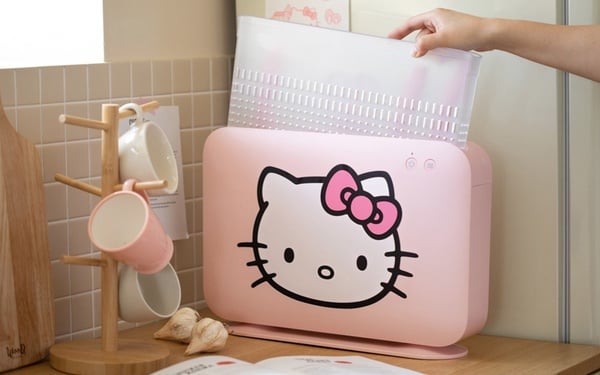 「Hello Kitty刀具殺菌機」可愛亮相！蜜桃粉機身+Kitty造型，讓Kitty幫你消毒廚房用具