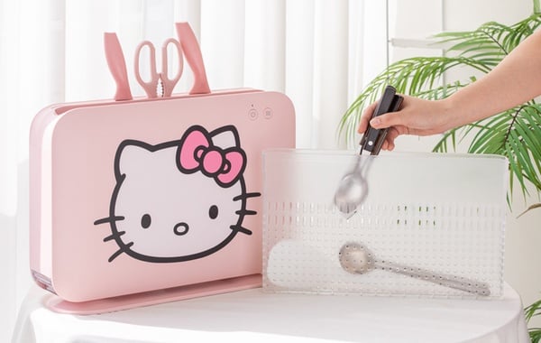 「Hello Kitty刀具殺菌機」可愛亮相！蜜桃粉機身+Kitty造型，讓Kitty幫你消毒廚房用具