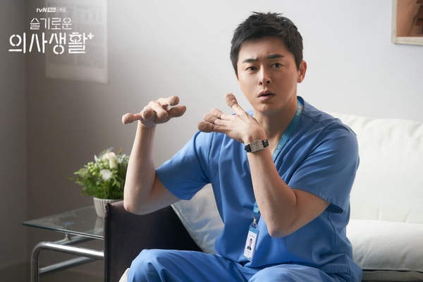 關於《機智醫生生活》曹政奭的6件事！愛即興演出、自己加戲，是演藝圈新好男人代表