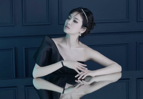 盤點8組撞衫的韓國女星！韓素希撞衫NANA沒輸，金素妍＆宋慧喬穿同款黑裙不同氣質