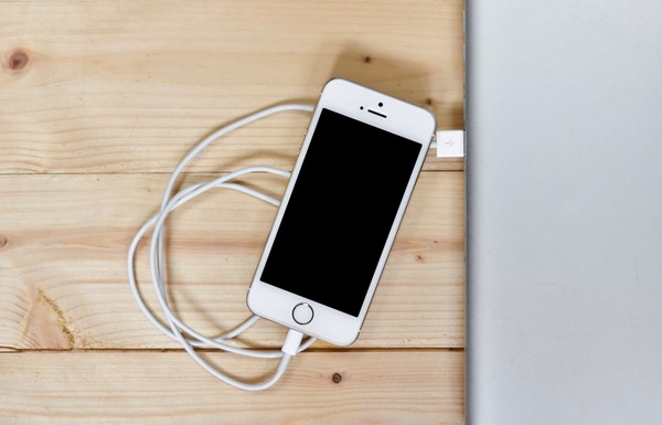 手機電量用噴的？iPhone「延長電池壽命」5招，充電前加這一步驟，續航力直線上升
