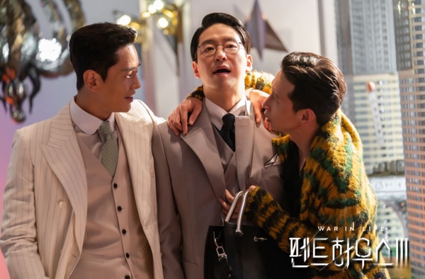 《上流戰爭3》朱丹泰同框頌和？嚴基俊神奇人脈，當過金秀賢&秀智老師，還和圭賢傳緋聞