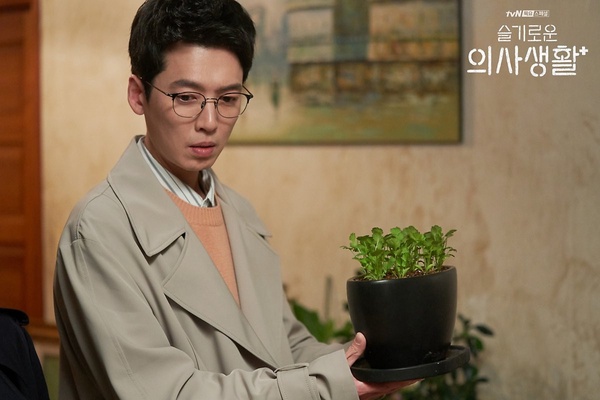Netflix《機智醫生生活2》白亨道竟然是他？5大最新彩蛋解析，羽朱的畫藏魔鬼細節，暗示翊頌關係？