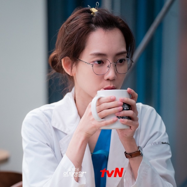 Netflix《機智醫生生活2》白亨道竟然是他？5大最新彩蛋解析，羽朱的畫藏魔鬼細節，暗示翊頌關係？