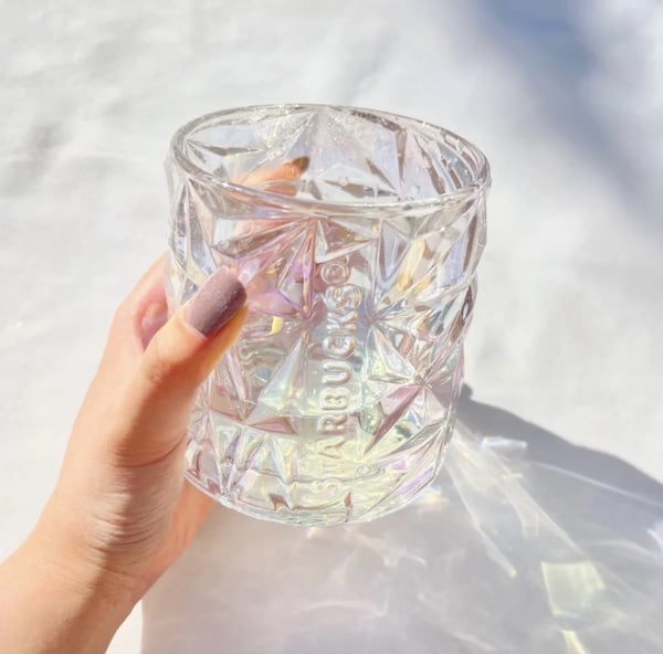 仙女必入手！星巴克推出「炫彩系列星杯」！雷射光感超閃，高質感美到發泡～