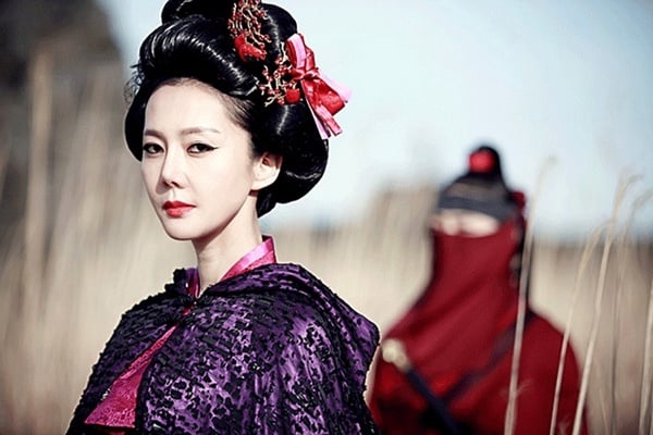 韓劇魔女造型盤點！宋智孝、IU好美艷，金賽綸曾演過白髮魔女，這位魔女更是經典