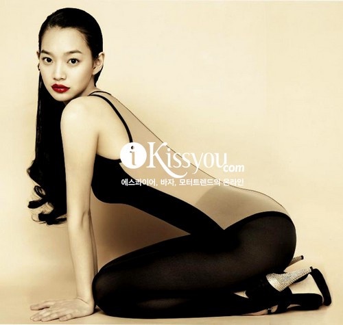 真人比例超衝擊的韓星！《Penthouse上流戰爭3》金素妍曲線好到登熱搜，她號稱「最完美身材」同框金泰希仍不輸