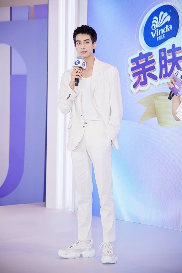 10位陸劇男神「白西裝」！李現帥上熱搜，龔俊、楊洋化身「白馬王子」根本言情小說男主