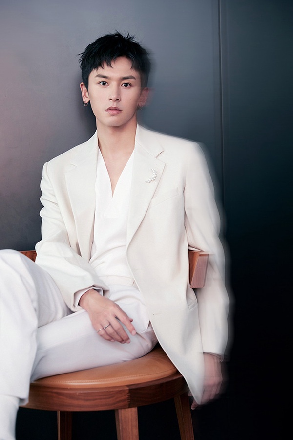 10位陸劇男神「白西裝」！李現帥上熱搜，龔俊、楊洋化身「白馬王子」根本言情小說男主