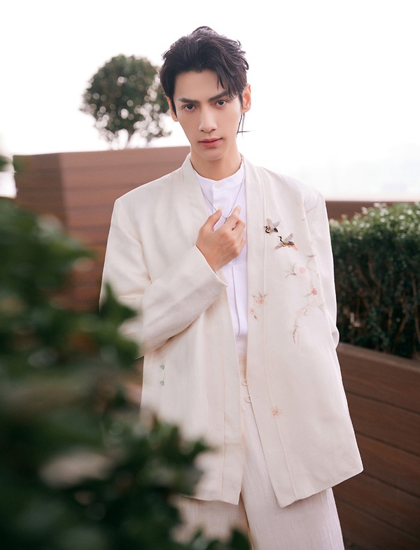 10位陸劇男神「白西裝」！李現帥上熱搜，龔俊、楊洋化身「白馬王子」根本言情小說男主