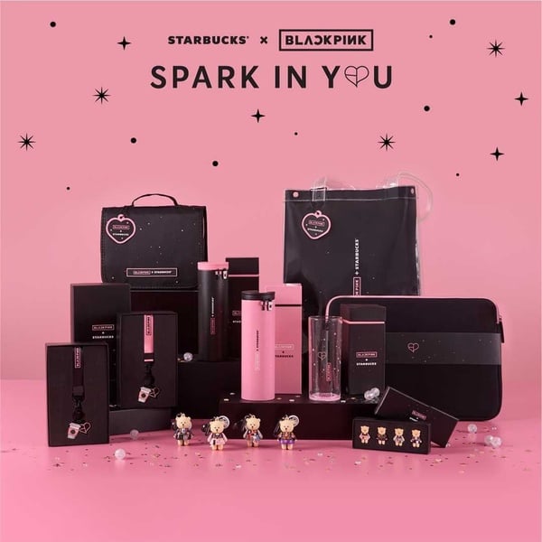 BLACKPINK x 星巴克夢幻聯名，粉色保溫瓶、亮片玻璃杯，還有手提袋等周邊商品！