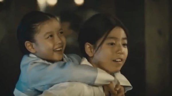 韓網熱議「童星出身演員們」的幼時合照！金裕貞是人氣王，呂珍九竟然和她拍過廣告！