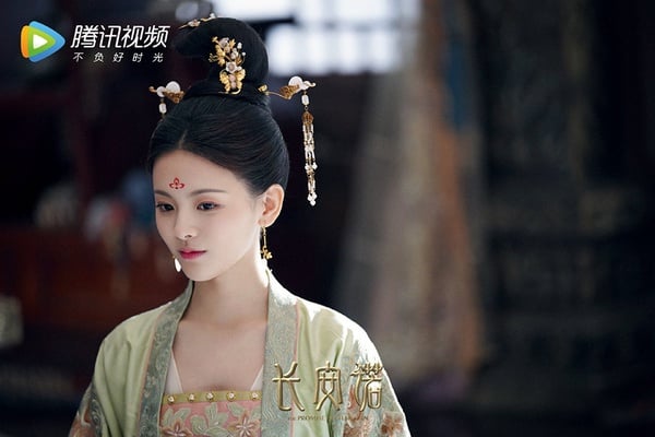 10位「95後人氣陸劇女星」資源PK！趙露思、楊超越被騰訊力捧，童星出身張雪迎走下坡
