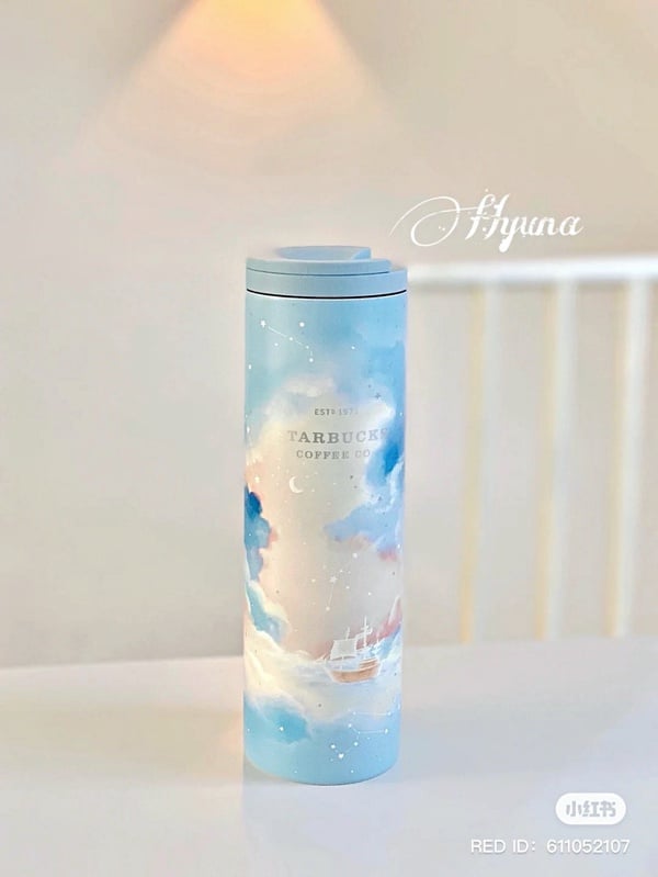 星巴克「夏日夢幻星河杯」登場！漸層星空玻璃杯、銀河渲染杯超燒，海灘熊水晶杯必收