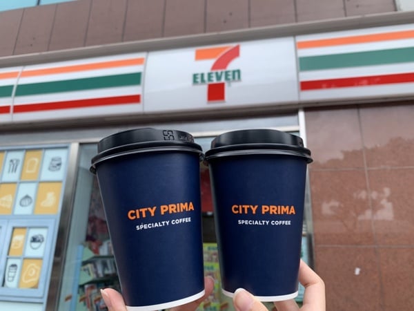 慶祝降級！四大超商「咖啡優惠」7-11單杯30元、全家、OK超商、萊爾富下殺5折