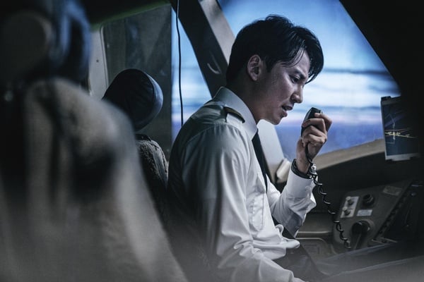 韓國首部空難片《緊急迫降》來了！陣容超強《寄生上流》的爸爸還有《夫婦的世界》的他