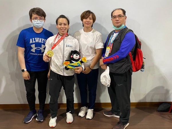 郭婞淳巴黎奧運奪銅幕後太好哭！曾窮到住工寮、遭140kg槓鈴壓傷，她撐的是夢想和家！