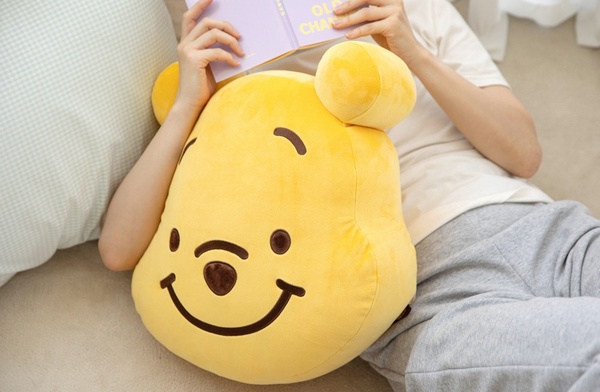 維尼控必收！超巨「維尼大頭抱枕」療癒登場，47cm超大維尼造型抱枕，抱在懷裡有夠療癒