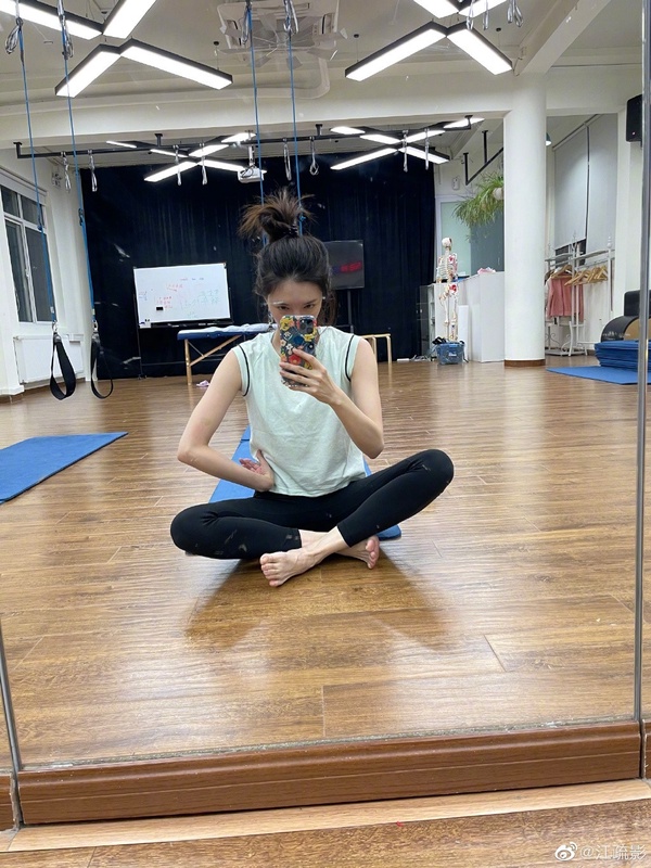 明星手機殼公開!譚松韻自戀又可愛、趙露思&楊冪手機殼少女,宋威龍鬍渣自拍好衝擊