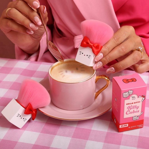 Hello Kitty粉必收！「草莓牛奶Kitty刷具組」粉嫩來襲，蜜粉刷、牛奶盒化妝包都萌爆