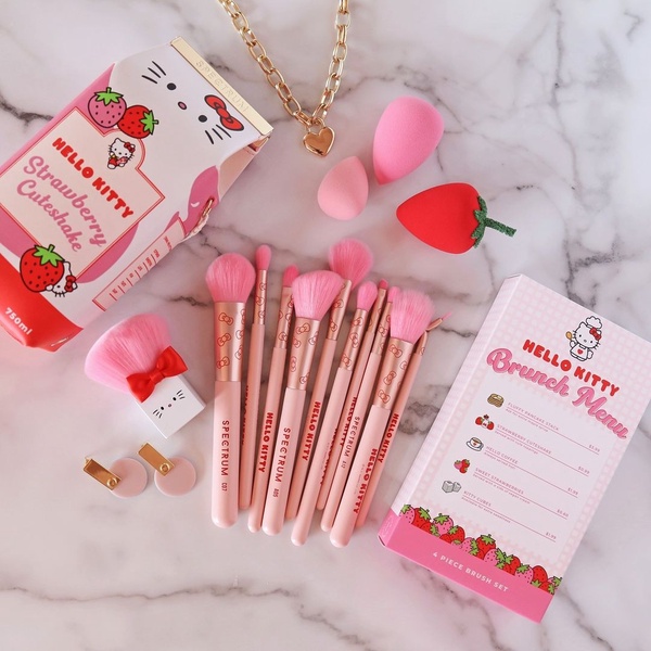 Hello Kitty粉必收！「草莓牛奶Kitty刷具組」粉嫩來襲，蜜粉刷、牛奶盒化妝包都萌爆