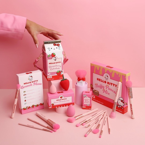 Hello Kitty粉必收！「草莓牛奶Kitty刷具組」粉嫩來襲，蜜粉刷、牛奶盒化妝包都萌爆