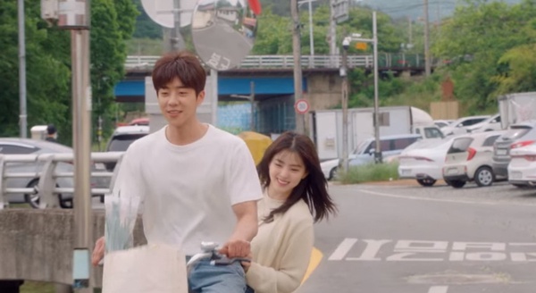 Netflix《無法抗拒的他》宋江追妻火葬場！見娜比被追走他醋了，「今晚最想吻你」桌上忘情擁吻
