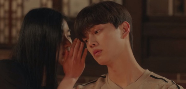 Netflix《無法抗拒的他》宋江追妻火葬場！見娜比被追走他醋了，「今晚最想吻你」桌上忘情擁吻
