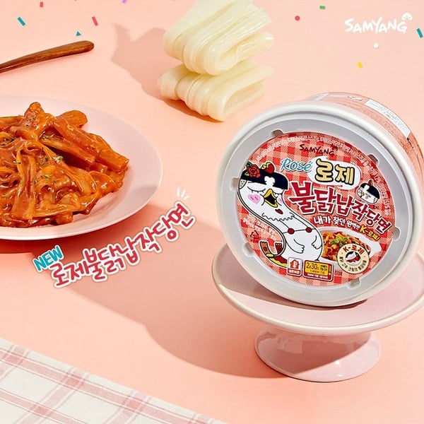 韓國辣雞麵新品超火！甜辣玫瑰醬+Q滑寬粉條，濃郁醬料香辣帶勁，辣雞麵鐵粉必吃！
