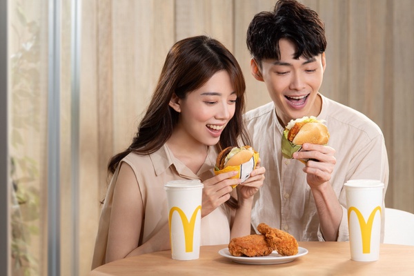 麥當勞新品登場！麥當勞推「起司脆薯雙牛堡」、「柚香塔塔脆鷄堡」，全新滋味只賣7週