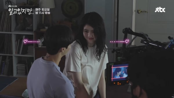 Netflix《無法抗拒的他》宋江、韓素希19禁吻戲花絮！這幕至少狂親13次、宋江吻不夠？竟問：要親久一點嗎？