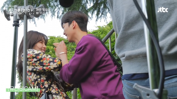 Netflix《無法抗拒的他》宋江、韓素希19禁吻戲花絮！這幕至少狂親13次、宋江吻不夠？竟問：要親久一點嗎？