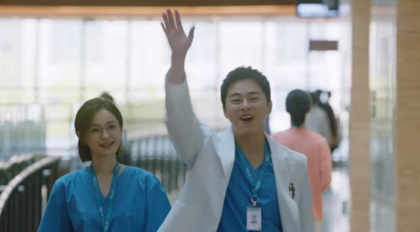 Netflix《機智醫生生活2》99s送戒指就出事？最新劇情分析，頌和小動作藏愛意，網猜她可能是腫瘤？