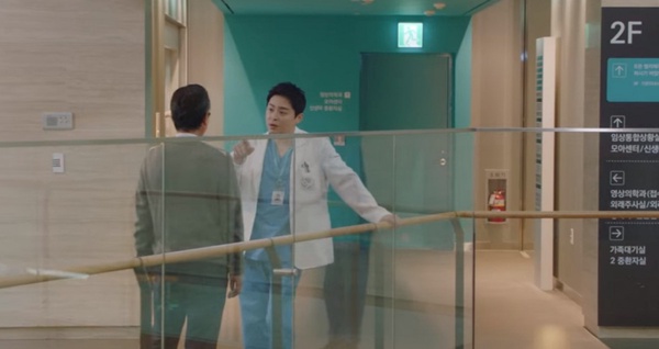 Netflix《機智醫生生活2》99s送戒指就出事？最新劇情分析，頌和小動作藏愛意，網猜她可能是腫瘤？