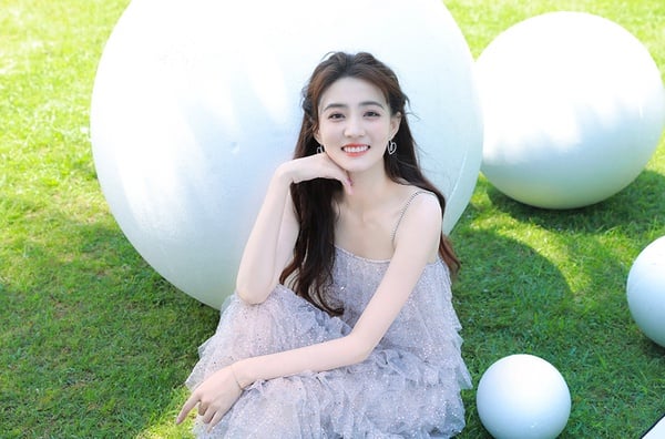 9位「同齡不同命」的陸劇女星！白鹿四年10部女一號，她給趙麗穎、迪麗熱巴做配都沒火