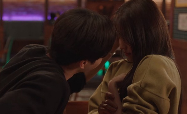 Netflix《無法抗拒的他》宋江8大撩妹招式！肢體接觸&amp;酒吧搭訕有玄機？網：到底看夠蝴蝶了沒？