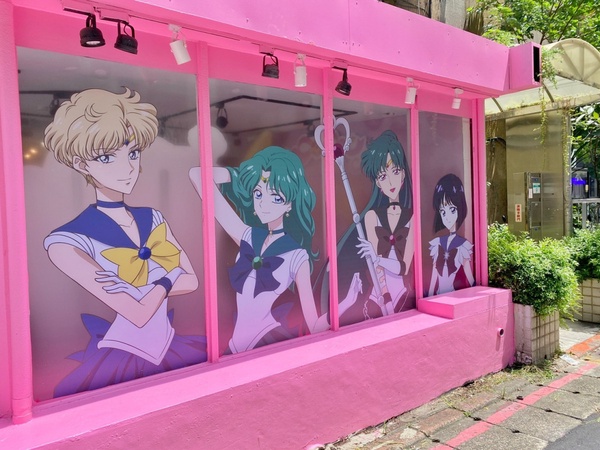 美戰迷集合！「美少女戰士期間限定甜點店」預約入場，變身器雞蛋糕必吃，還送美戰杯墊
