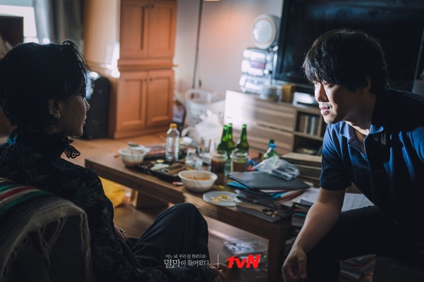 劇照壓錯LOGO？盤點tvN韓劇宣傳出包事蹟，《文森佐》穿越時空、這部劇名更是直接打錯