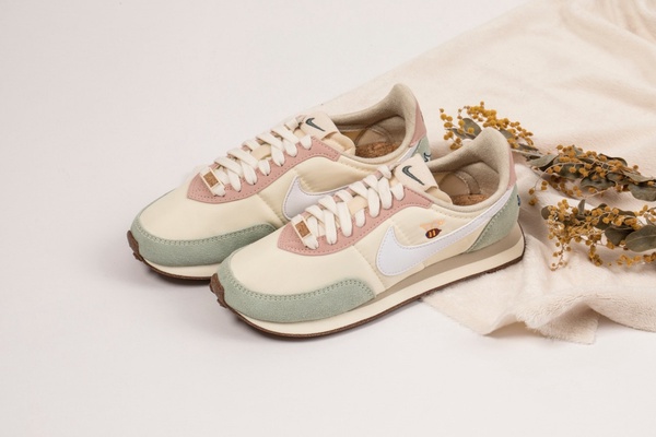 NIKE「復古小蜜蜂」球鞋可愛爆擊！粉彩配色+緞帶刺繡風格，8/14限量開賣！