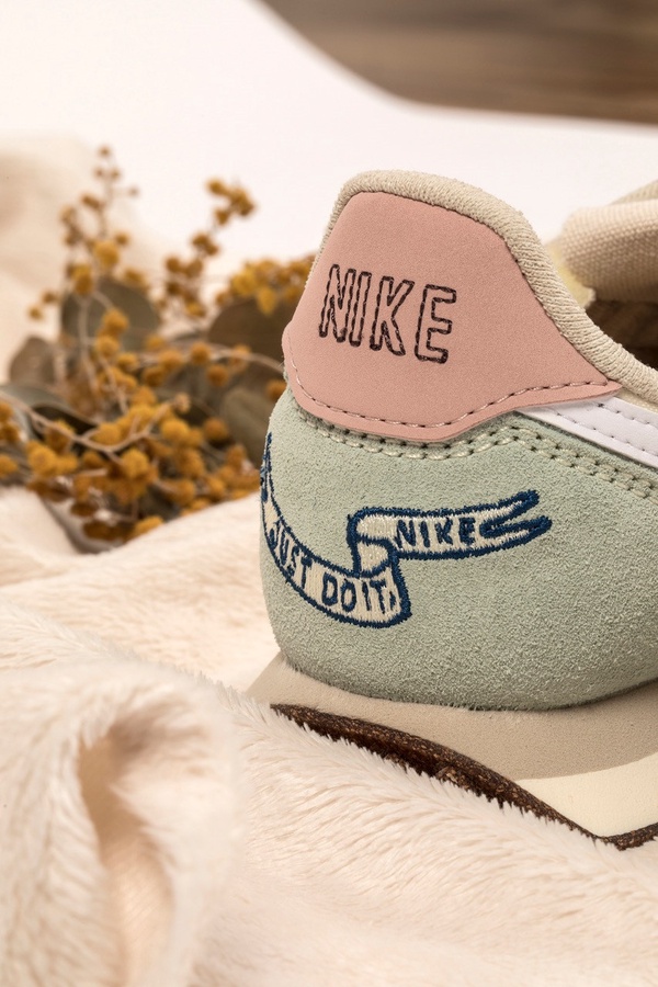 NIKE「復古小蜜蜂」球鞋可愛爆擊！粉彩配色+緞帶刺繡風格，8/14限量開賣！