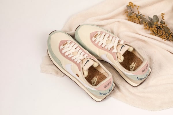 NIKE「復古小蜜蜂」球鞋可愛爆擊！粉彩配色+緞帶刺繡風格，8/14限量開賣！