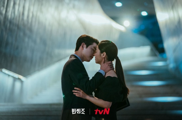 tvN周末檔韓劇平均收視Top10!《惡魔法官》差點進榜,《迫降》輸《哲仁》,這神劇奪冠