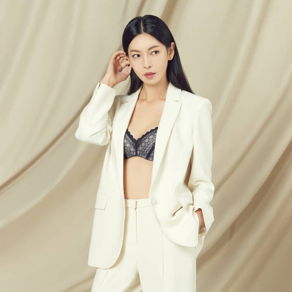 腰瘦到逆天的女星！《上流戰爭》41歲金素妍腰比恩星還細？她51cm細腰和別人頭圍一樣大