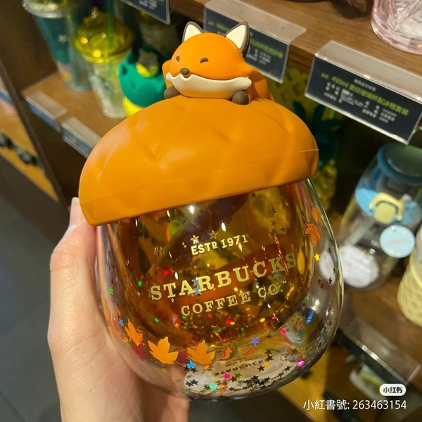 星巴克「中秋新品」超萌登場！毛絨月兔包粉絲必收，秋日小狐狸、松果刺蝟杯可愛破表