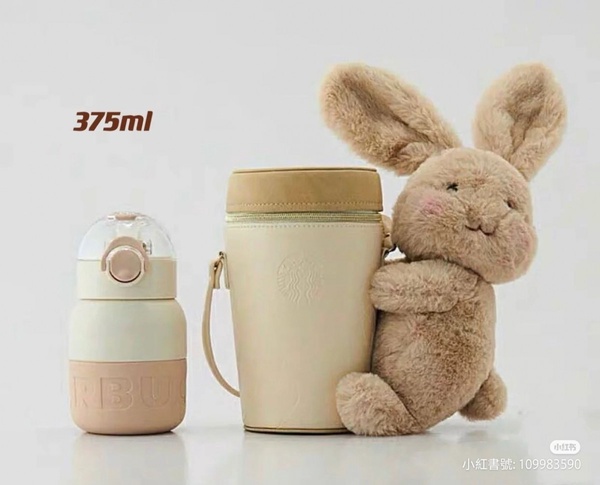 星巴克「中秋新品」超萌登場！毛絨月兔包粉絲必收，秋日小狐狸、松果刺蝟杯可愛破表