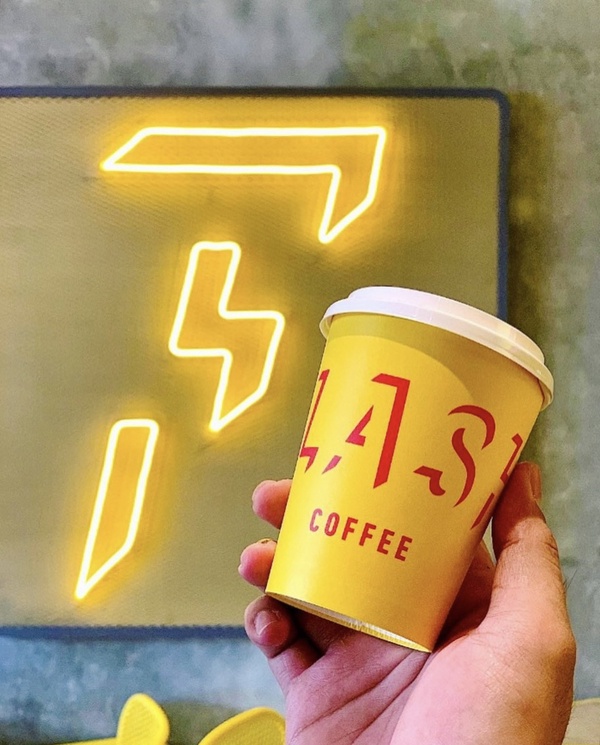 新加坡連鎖Flash Coffee台灣首店！喝得到檸檬氣泡咖啡、OREO牛奶冰，鮮黃店裝這天開幕