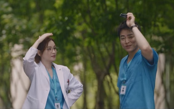 Netflix《機智醫生生活2》劇情解析!「抽筋學貓叫」是諧音,政源情敵出現!這位第6集就喜歡冬天了