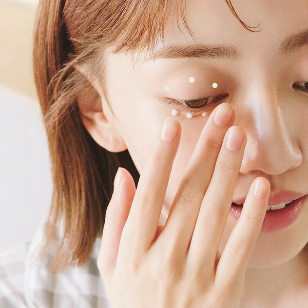 化妝師親授「眼妝打底」技巧！黑眼圈&眼袋有效遮瑕、不厚重卡粉，後續眼影更服貼持久