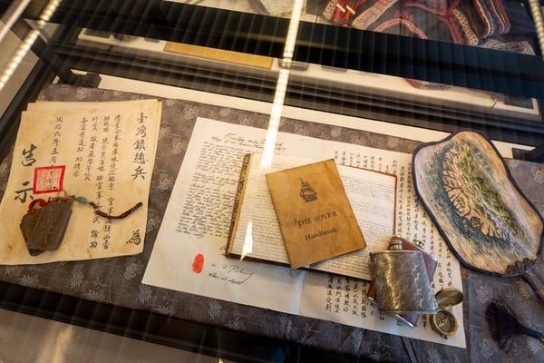 《斯卡羅》影像展在屏東！李仙得地圖、蝶妹戲服全展出，還有「斯卡羅聯名口罩」預購中