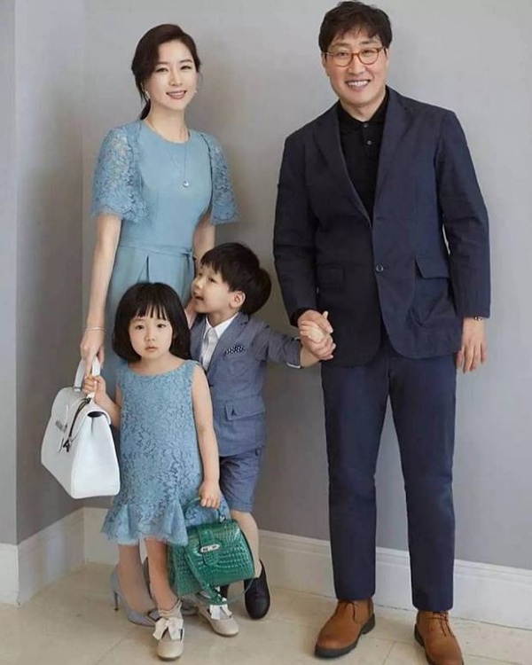 韓國模範「老少配夫妻」TOP5！李英愛甜嫁大20歲富豪奪冠，這對男方只比女方父親小3歲